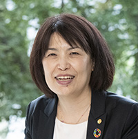 鳥生由起江氏